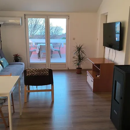Maja * Sveti Filip i Jakov